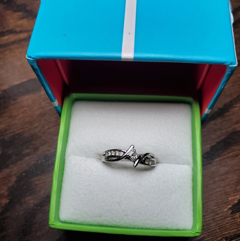 Ring - Size 7 - Picture 2 of 6